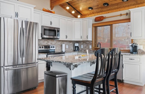 Benton House | Kentucky Lake 3 BR 2 Bath Private Home W/Private Dock and pontoon rental