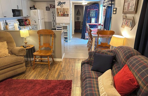 Almo House | Kentucky Lake - Jonathan Creek 2-bedroom Cabin, WiFi, shared dock & Bald Eagles!