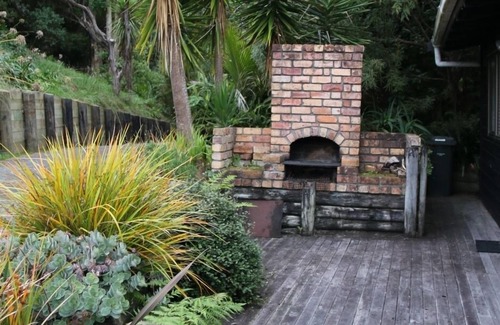 Tawharanui Cottage | Kereru Cottage, tranquil and safe, close to Baddeleys Beach, Tawharanui