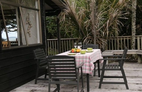Tawharanui Cottage | Kereru Cottage, tranquil and safe, close to Baddeleys Beach, Tawharanui