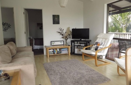 Tawharanui Cottage | Kereru Cottage, tranquil and safe, close to Baddeleys Beach, Tawharanui
