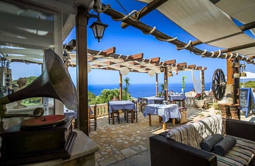 Kerion House | Keri Me Away - Argo's Pure Poolside Bliss