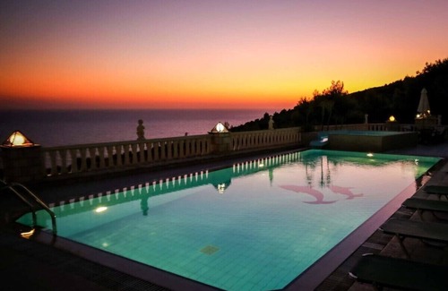 Kerion House | Keri Me Away - Argo's Pure Poolside Bliss
