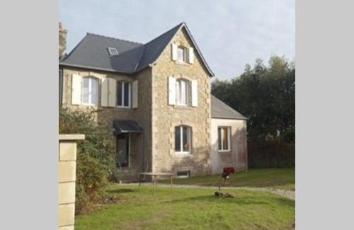 Saint-Pol-de-Leon Villa | Kermaravel, le petit manoir en bord de mer.