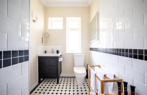 Queenton Apartment | Kernow - Minimum age 18