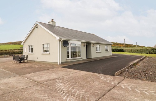 Carrigaholt Cottage | KERRY VIEW, family friendly, with a garden in Kilkee, County Clare