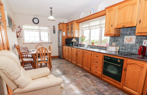 Carrigaholt Cottage | KERRY VIEW, family friendly, with a garden in Kilkee, County Clare