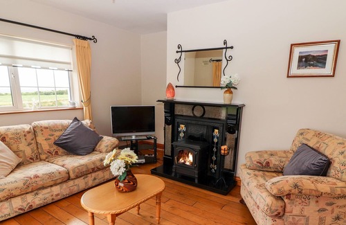 Carrigaholt Cottage | KERRY VIEW, family friendly, with a garden in Kilkee, County Clare