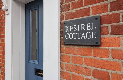 Southwold Cottage | KESTREL COTTAGE, SOUTHWOLD, pet friendly, with open fire in Southwold
