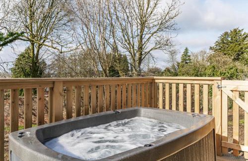 Newton Stewart House | Kestrel Lodge 2 with Hot Tub