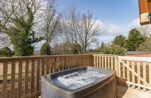 Newton Stewart House | Kestrel Lodge 2 with Hot Tub