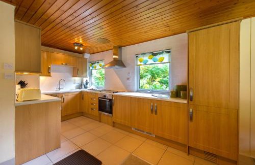 Crianlarich Ski Chalet | Kestrel Lodge with mountain view free wifi