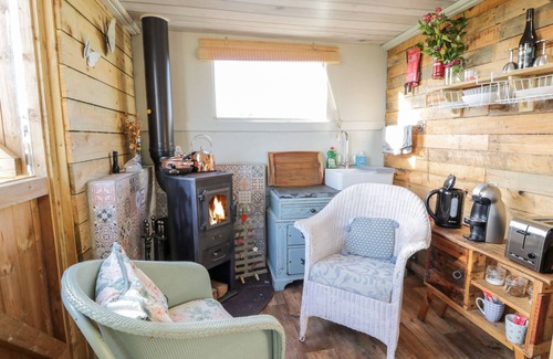 Newton Stewart Cottage | KETBURN SHEPHERDS HUT AT BALNAB FARM, pet friendly in Whithorn