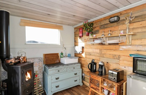 Newton Stewart Cottage | KETBURN SHEPHERDS HUT AT BALNAB FARM, pet friendly in Whithorn