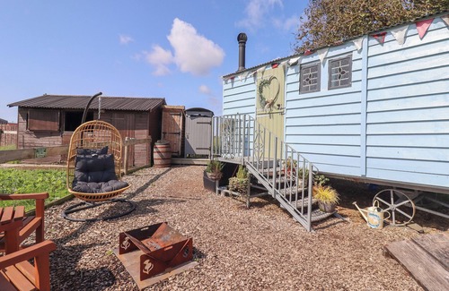 Newton Stewart Cottage | KETBURN SHEPHERDS HUT AT BALNAB FARM, pet friendly in Whithorn