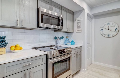 Fernandina Beach Condo | Ketch Courtyard Condo | Oceanview Balcony | Pool | Steps from the Beach
