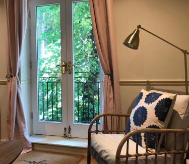 West Kensington Apartment | Key & Flowers - Kensington Residence 1
