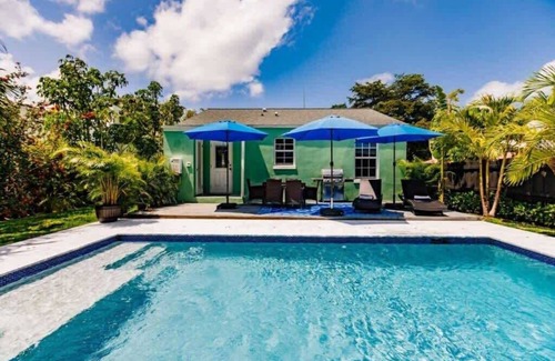 Sunshine Park House | Key Lime Cottage - Bask Poolside in a Historic Flamingo Park Gem