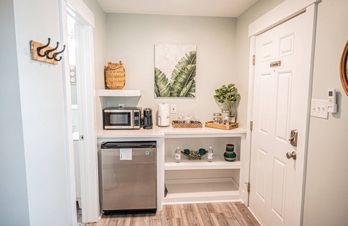 Surf City Apartment | Key West 6- Beach Access - Dog Friendly - Bikes – Grill