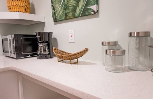 Surf City Apartment | Key West 6- Beach Access - Dog Friendly - Bikes – Grill