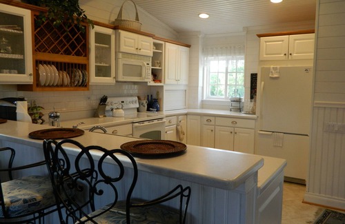 East Lake Cottage | Key West Style Cottage on 2.5 Acre Estate (Secluded)- Very quiet -Tarpon Springs