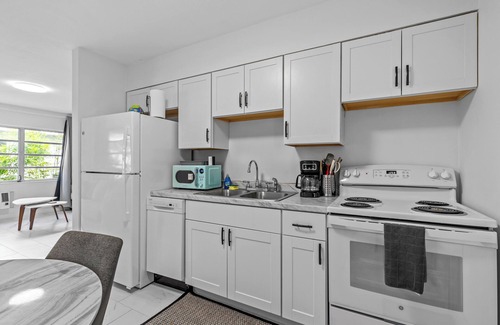 Clearwater Beach Cottage | KEYLIME COTTAGE Heated Pools, steps from the beach perfect location