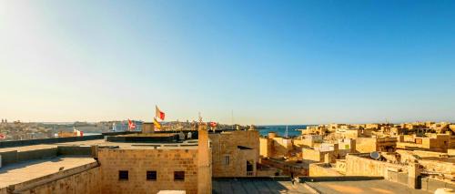 Birgu Apartment | Kharmen A 1565s House with Seaviews