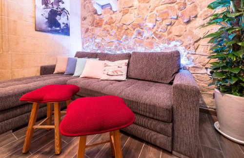 Birgu Apartment | Kharmen A 1565s House with Seaviews