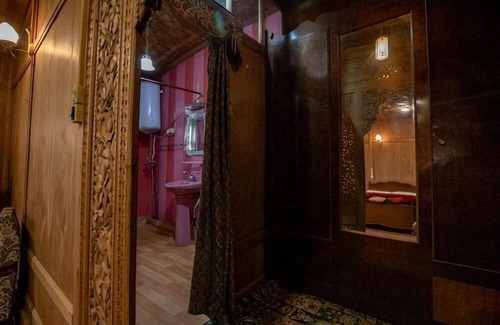 Srinagar House | Kharpalace group of houseboats
