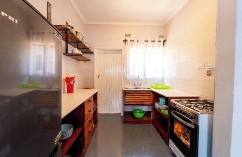 Victoria Falls House | KhayaLethu Cottage 2 Cozy home, 10mins walk to the majestic falls. Lovely garden