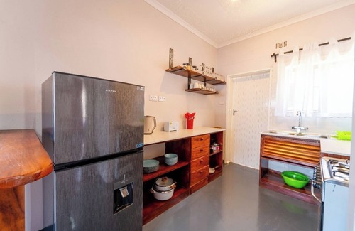 Victoria Falls House | KhayaLethu Cottage 2 Cozy home, 10mins walk to the majestic falls. Lovely garden