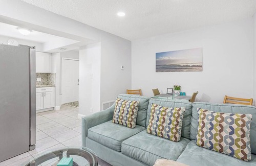 Hollywood Apartment | Kick back and relax in this calm, stylish space