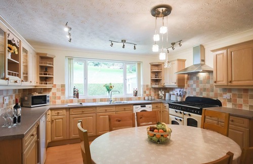 Kingswood Cottage | Kick back and relax at this lovely riverside house in Montgomeryshire, Powys.