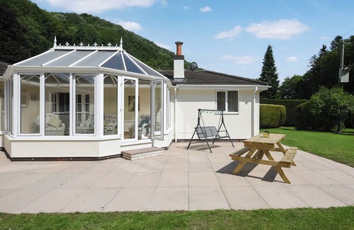 Kingswood Cottage | Kick back and relax at this lovely riverside house in Montgomeryshire, Powys.