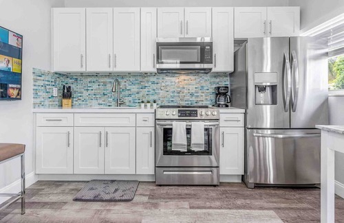 Hollywood Apartment | Kick back and relax in this calm, stylish space