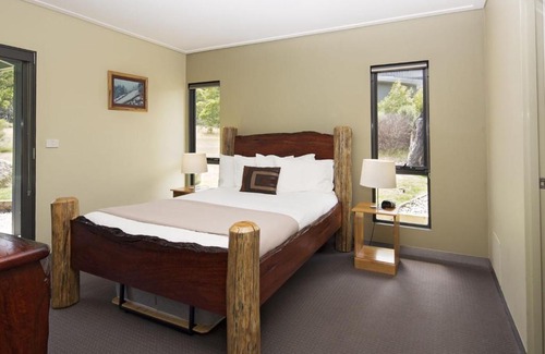 Lake Crackenback House | Kickenback Chalet - 2BR Chalet l Gym l Indoor Pool l Tennis Court l WiFi l Air-Con