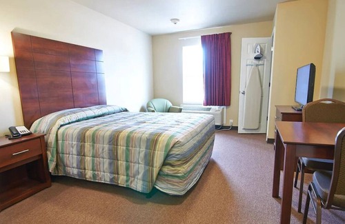 Pleasanton House | Kid-friendly Property Close to Longhorn Museum! w/ Free Parking, Pets Allowed!