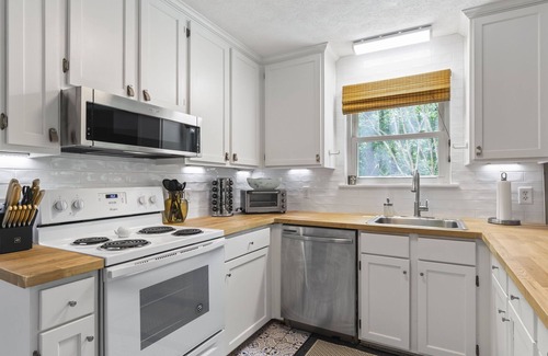 Dadeville Cottage | Kid Friendly! Upgraded Lake Front Cottage at Lake Martin! 35 Minutes to Auburn!