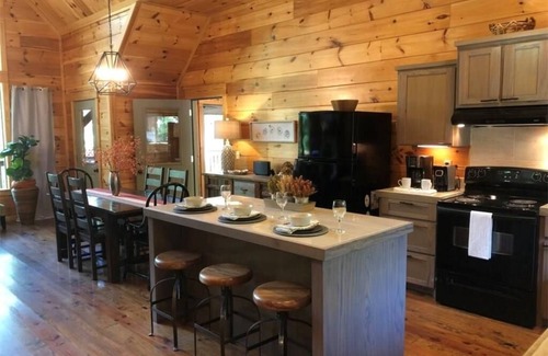 Broken Bow Cabin | 💯% Kids LOVE it! 💦Creek, Walk to🍕☕🍧🍷dogs🐾1.5 Acres, EV🚗 Hot Tub🔥 & Bunks