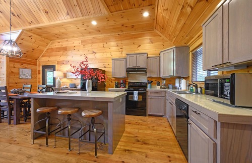 Broken Bow Cabin | 💯% Kids LOVE it! 💦Creek, Walk to🍕☕🍧🍷dogs🐾1.5 Acres, EV🚗 Hot Tub🔥 & Bunks
