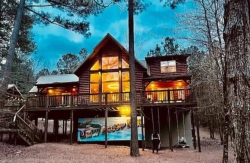 Broken Bow Cabin | 💯% Kids LOVE it! 💦Creek, Walk to🍕☕🍧🍷dogs🐾1.5 Acres, EV🚗 Hot Tub🔥 & Bunks