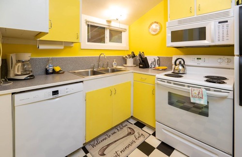 Seaside House | Kids welcome! Ms PacMan Arcade 1 blk to beach, King bed, sun porch, Pack 'n Play