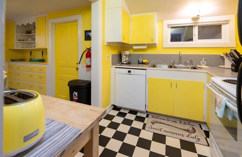 Seaside House | Kids welcome! Ms PacMan Arcade 1 blk to beach, King bed, sun porch, Pack 'n Play