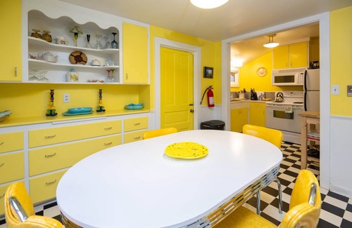 Seaside House | Kids welcome! Ms PacMan Arcade 1 blk to beach, King bed, sun porch, Pack 'n Play
