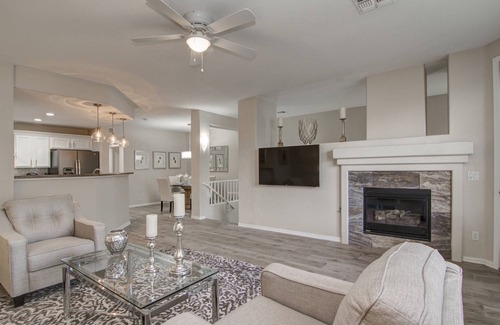 Kierland Condo | Kierland Commons Fine Dining, Shopping, Hiking, Heated Pool, Spa & Fitness Room, Garage + FREE GOLF!