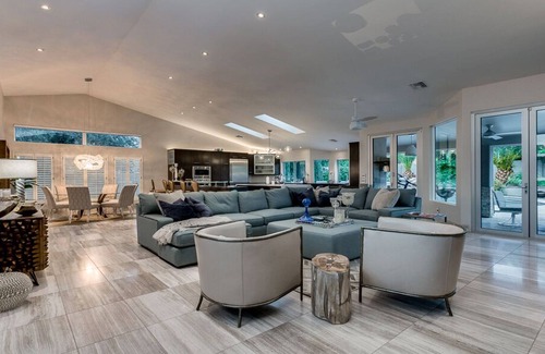 Paradise Valley Village House | KIERLAND FINEST+PRIVATE YARD+CUSTOM HOME+ALL TOILETRIES PROVIDED! ⭐️⭐️⭐️⭐️⭐️ PROPERTY