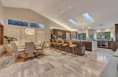 Paradise Valley Village House | KIERLAND FINEST+PRIVATE YARD+CUSTOM HOME+ALL TOILETRIES PROVIDED! ⭐️⭐️⭐️⭐️⭐️ PROPERTY