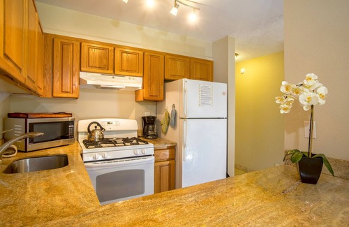 Kihei Condo | Kihei Akahi C313, King Bed, Steps to Kamaole Beach and Shops