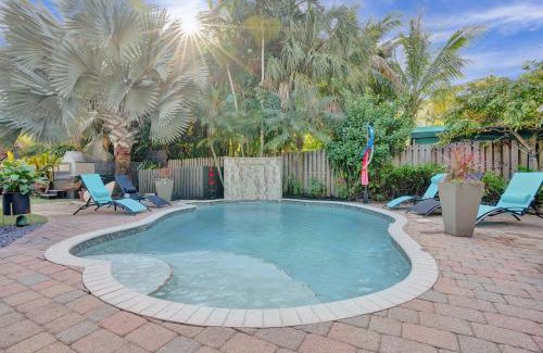 Wilton Manors House | Kiki Grand Suite - Men's Clothing optional Guest Houses