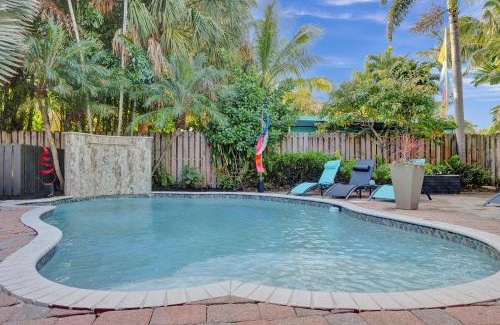 Wilton Manors House | Kiki Grand Suite - Men's Clothing optional Guest Houses